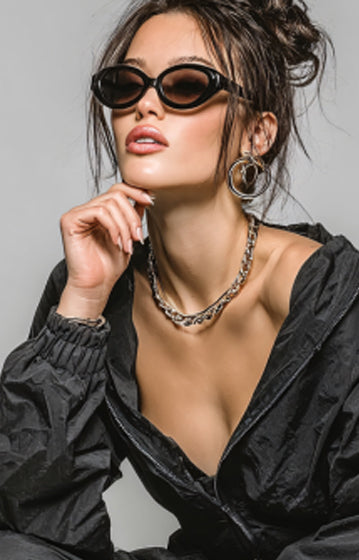 Donna che indossa occhiali da sole eleganti