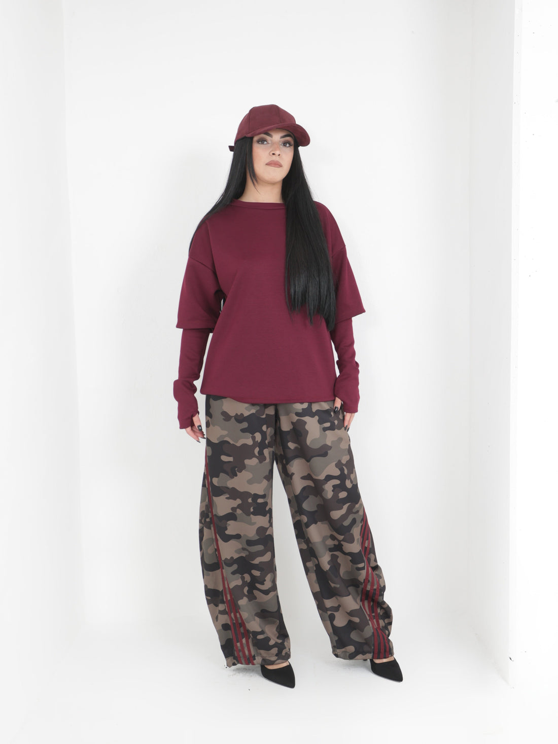 Pantalone mimetico con bande bordeaux