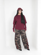 Pantalone mimetico con bande bordeaux
