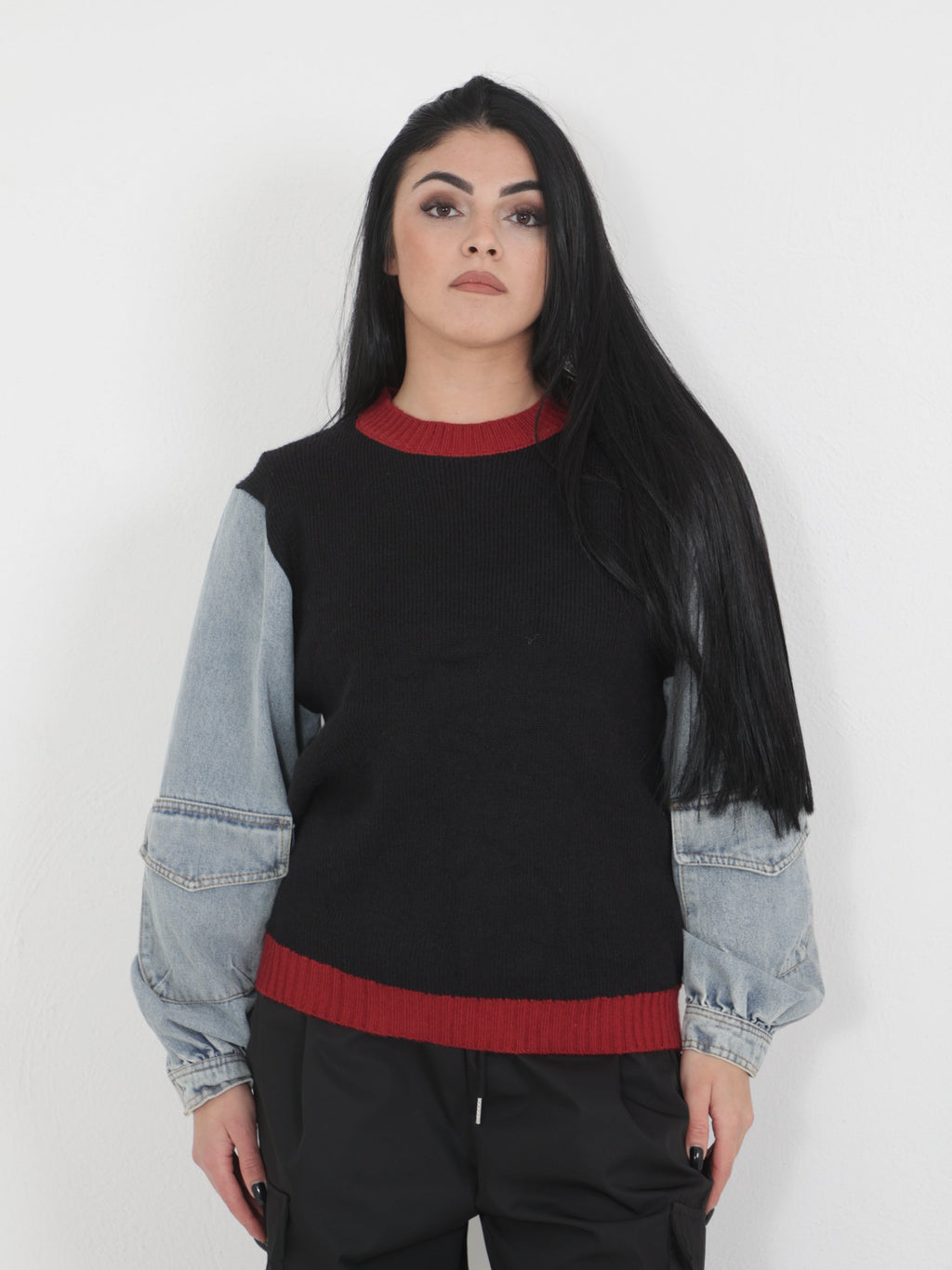 Maglione con maniche denim e collo bordeaux