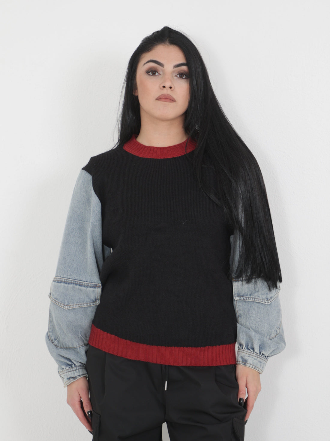 Maglione con maniche denim e collo bordeaux