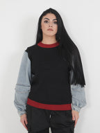 Maglione con maniche denim e collo bordeaux