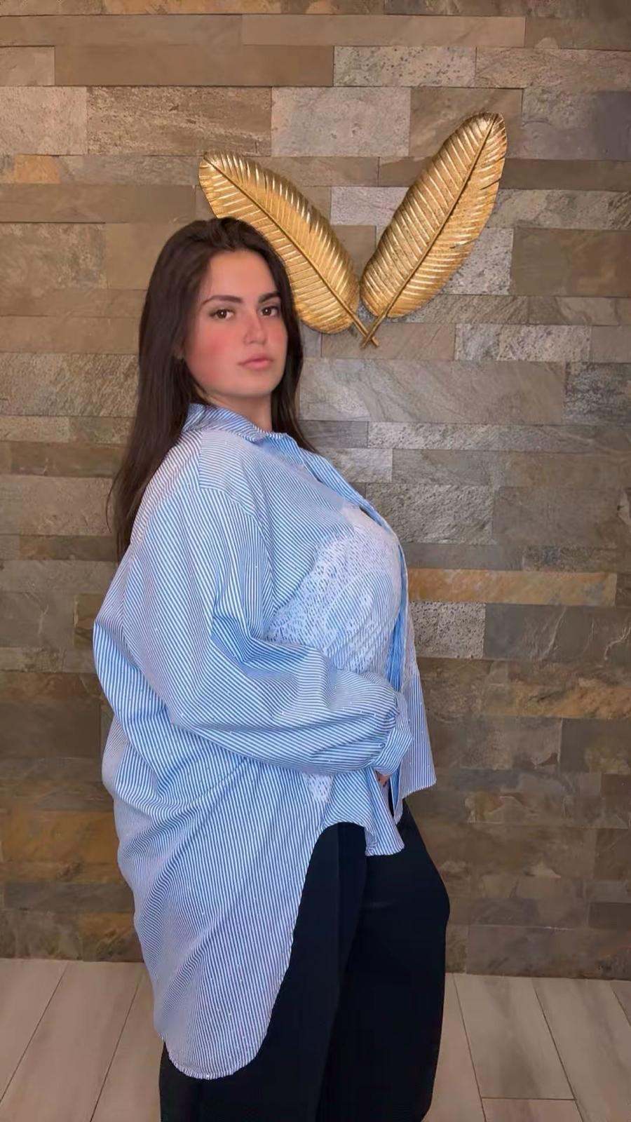 Camicia curvy gessata con pizzo e micro strass WQ2222