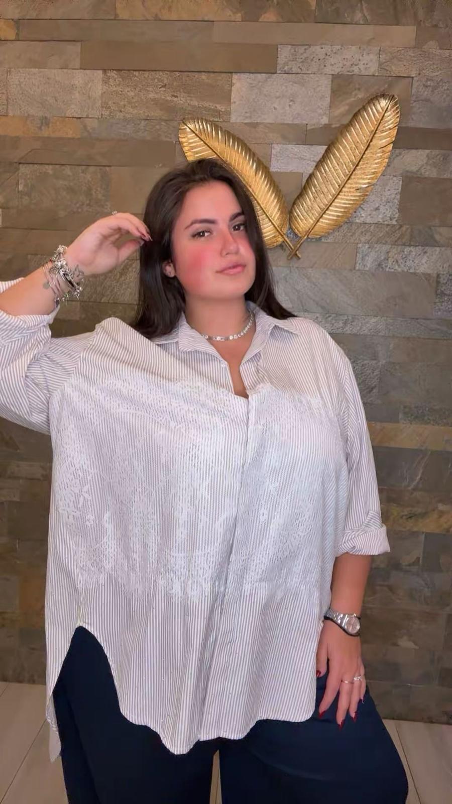 Camicia curvy gessata con pizzo e micro strass WQ2222