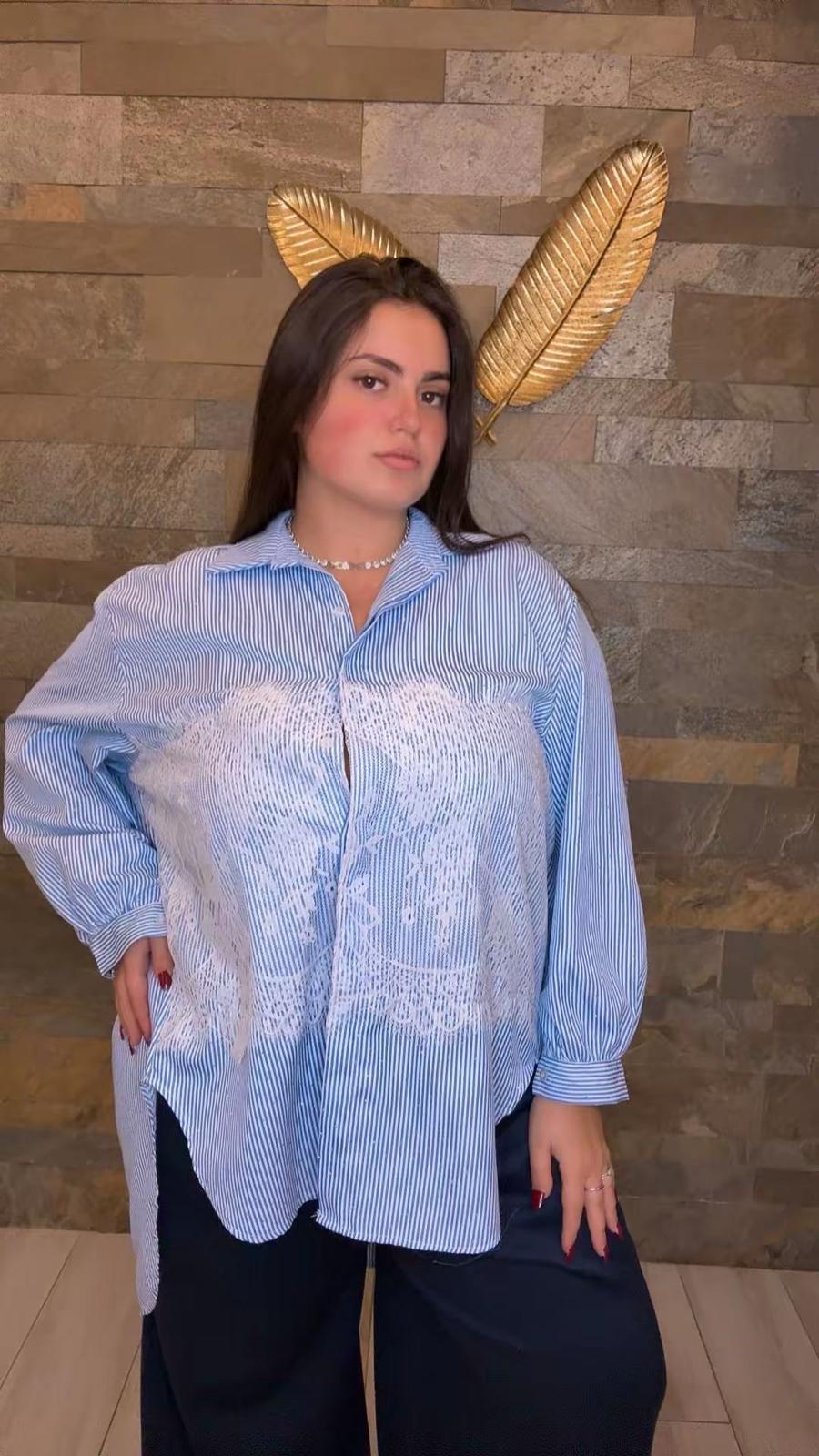 Camicia curvy gessata con pizzo e micro strass WQ2222