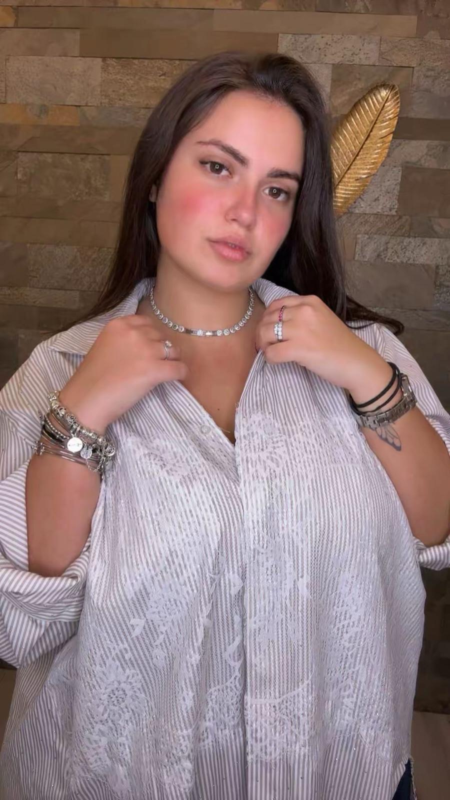 Camicia curvy gessata con pizzo e micro strass WQ2222